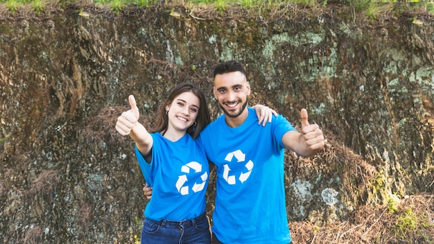 Coppia di volontari in piedi vicino alla scogliera