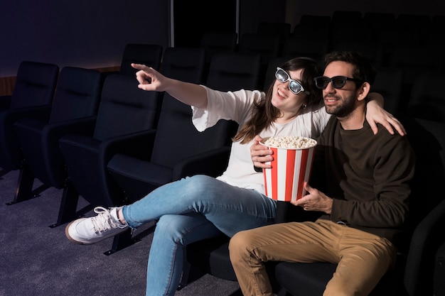 Coppia divertendosi nel cinema