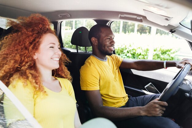 Coppia divertirsi in un viaggio in auto