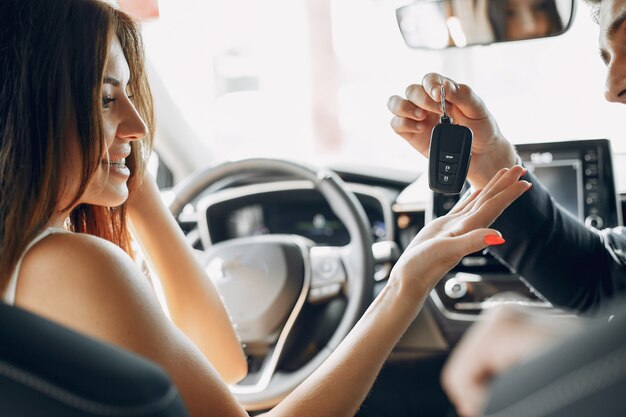 Coppia elegante e alla moda in un salone di auto