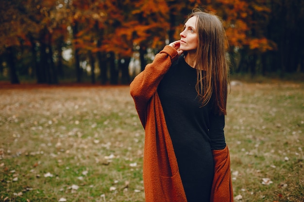 Coppia elegante trascorrere del tempo in un parco in autunno