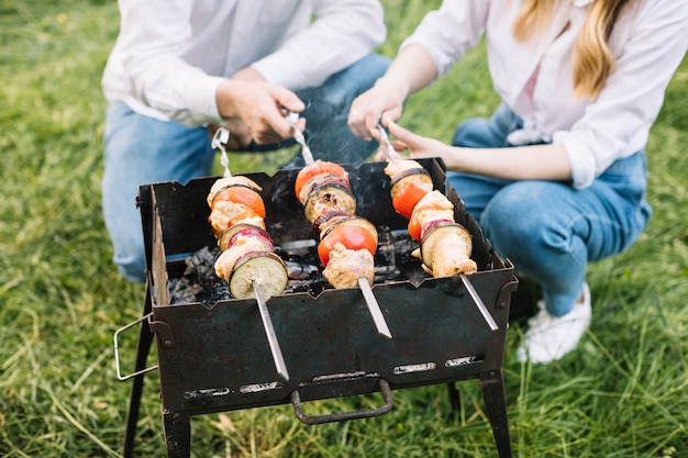 Coppia facendo un barbecue in natura