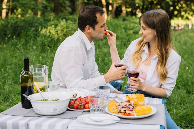 Coppia facendo un picnic romantico in natura