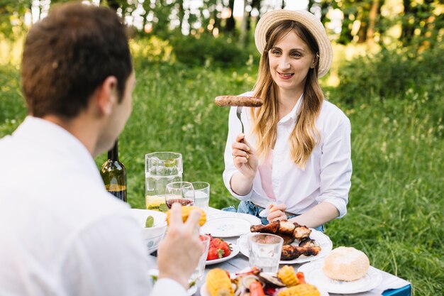 Coppia facendo un picnic romantico in natura