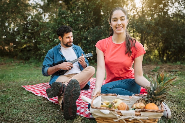 Coppia facendo un picnic