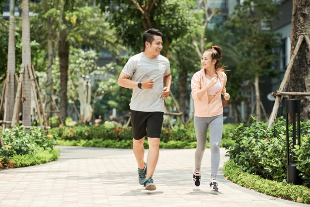 Coppia fare jogging nel parco