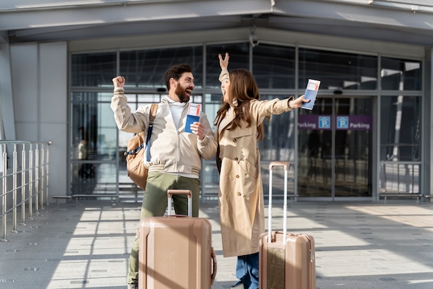 Coppia felice a tutto campo in viaggio