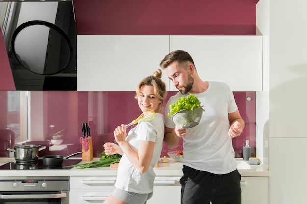 Coppia felice al chiuso in cucina