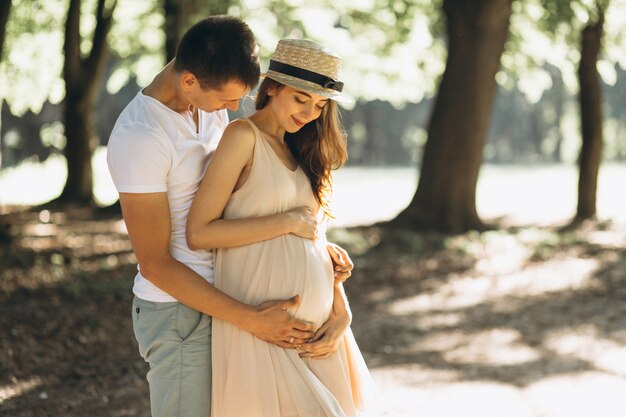 Coppia felice che expacting un bambino