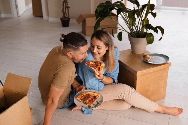 Coppia felice che si trasferisce nella loro nuova casa