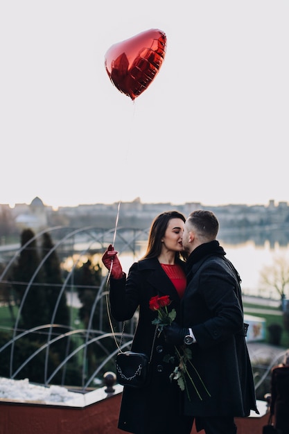 Coppia felice con appuntamento romantico