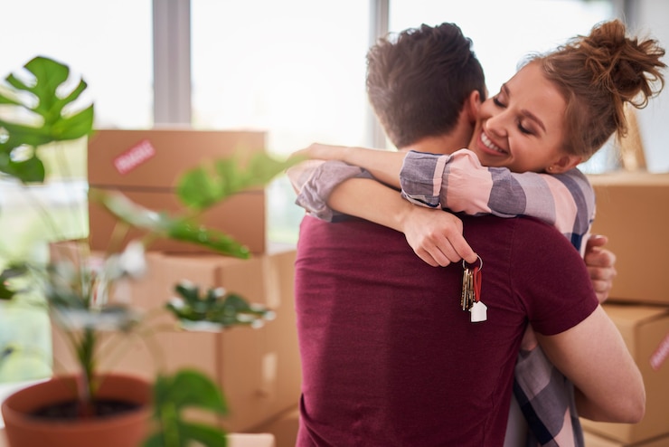Foto gratuito coppia felice con le chiavi del nuovo appartamento