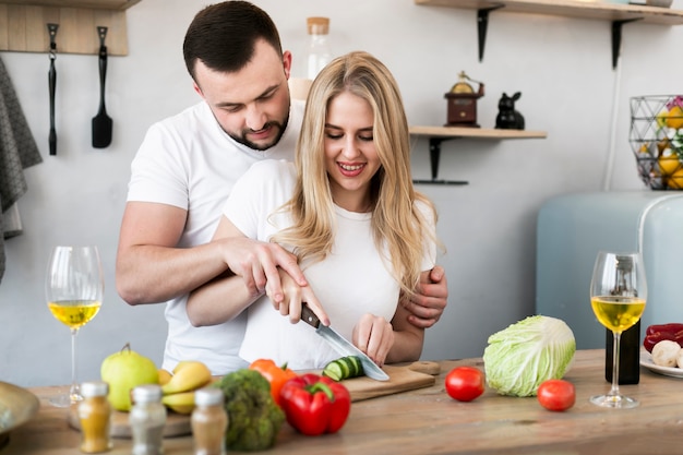 Coppia felice cucinare insieme