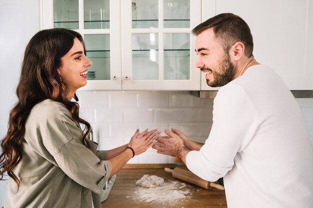 Coppia felice di cucina insieme