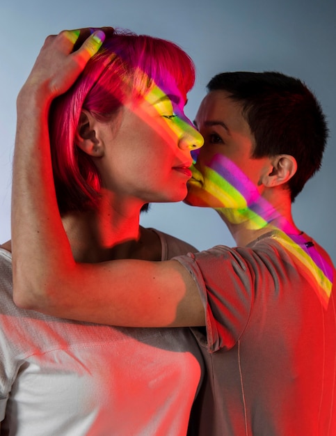 Coppia felice di donne in posa insieme