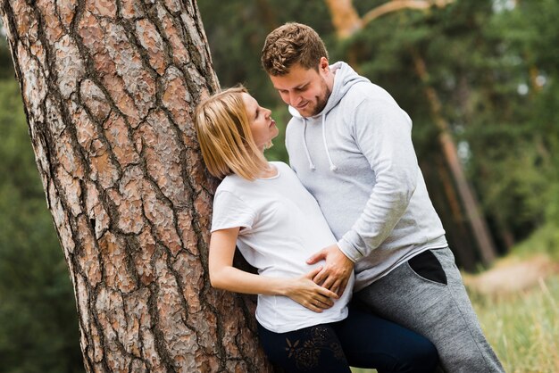 Coppia felice in attesa del bambino