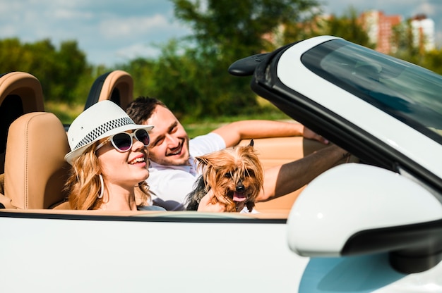 Coppia felice in viaggio con il cane