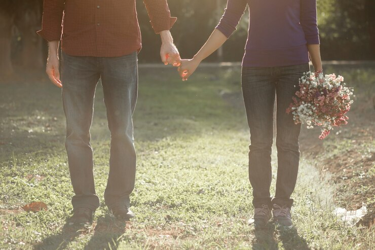 Foto gratuito coppia felice mano nella mano insieme come per sempre amore.