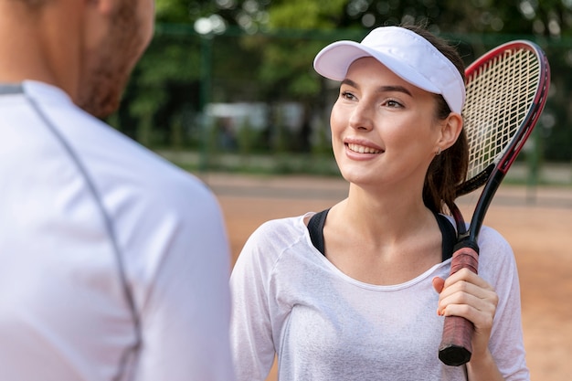 Coppia felice sul campo da tennis