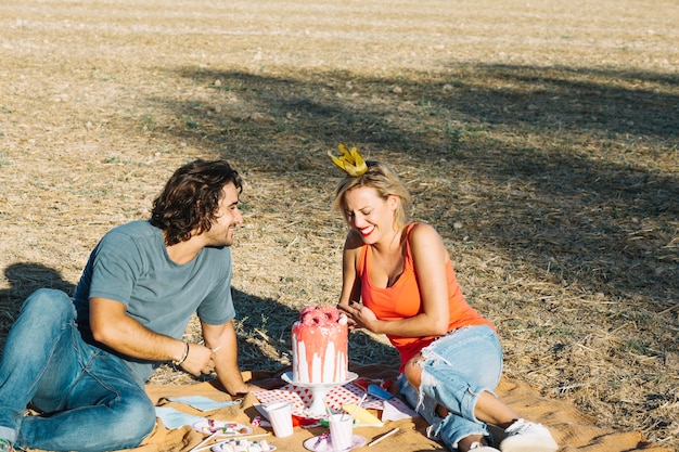 Coppia felice sul picnic