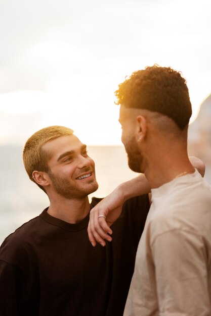 Coppia gay che trascorre del tempo insieme sulla spiaggia