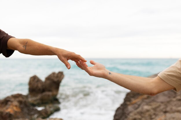 Coppia gay che trascorre del tempo insieme sulla spiaggia