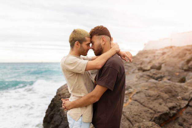 Coppia gay che trascorre del tempo insieme sulla spiaggia