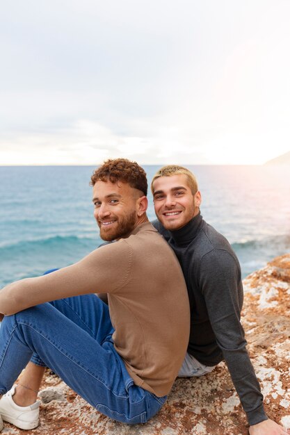 Coppia gay che trascorre del tempo insieme sulla spiaggia