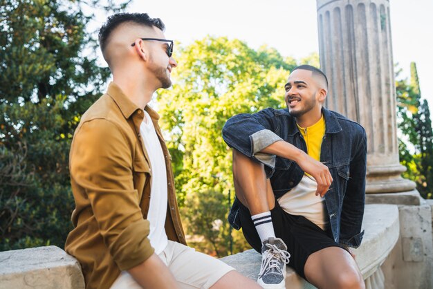 Coppia gay trascorrere del tempo insieme al parco.