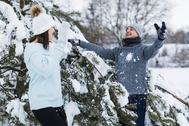 Coppia giocando a palle di neve