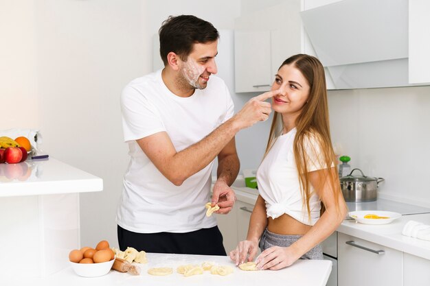 Coppia giocando con la pasta