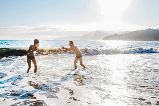 Coppia, gioco, acqua, spiaggia