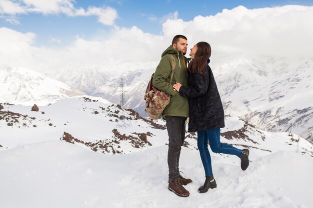 Coppia giovane bella hipster, escursioni in montagna, vacanze invernali in viaggio, uomo donna innamorato