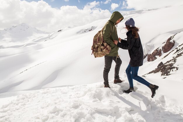 Coppia giovane bella hipster, escursioni in montagna, vacanze invernali in viaggio, uomo donna innamorato