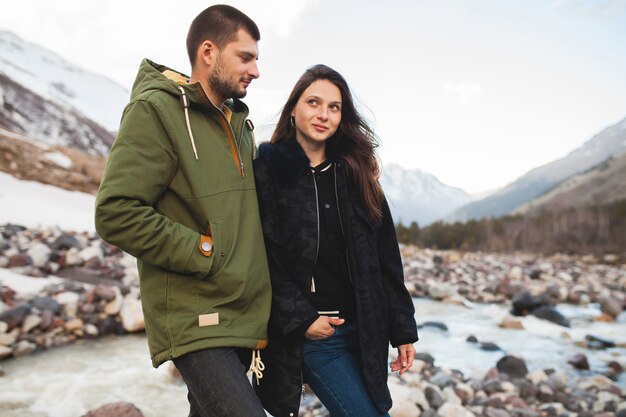 Coppia giovane bella hipster in amore, passeggiate lungo il fiume, natura selvaggia, vacanze invernali