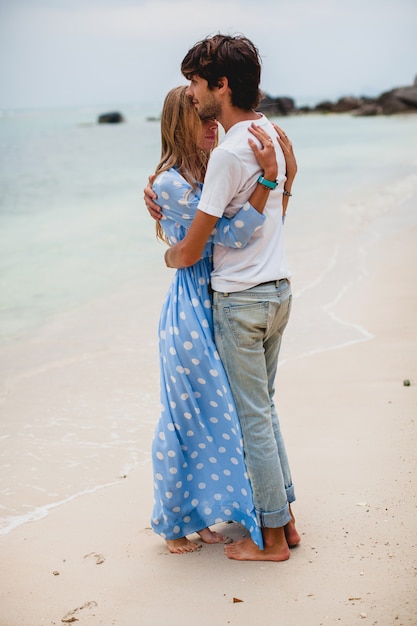 Coppia giovane elegante hipster in amore sulla spiaggia tropicale durante le vacanze