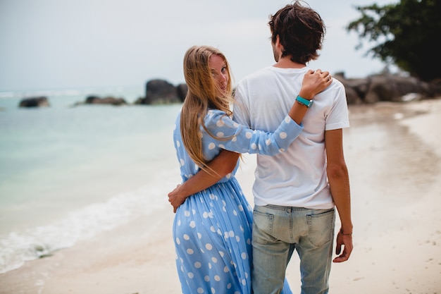Coppia giovane elegante hipster in amore sulla spiaggia tropicale durante le vacanze