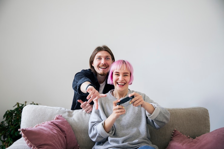 Foto gratuito coppia giovane giocando a un videogioco a casa