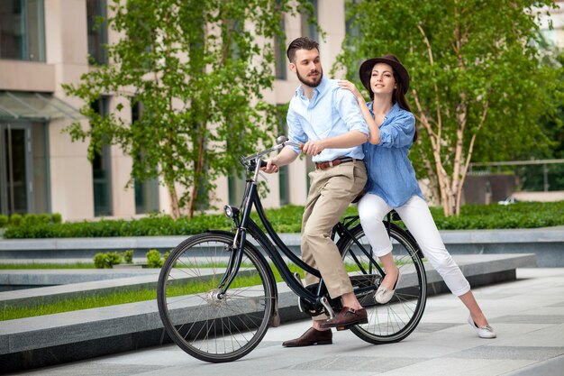 Coppia giovane seduto su una bicicletta