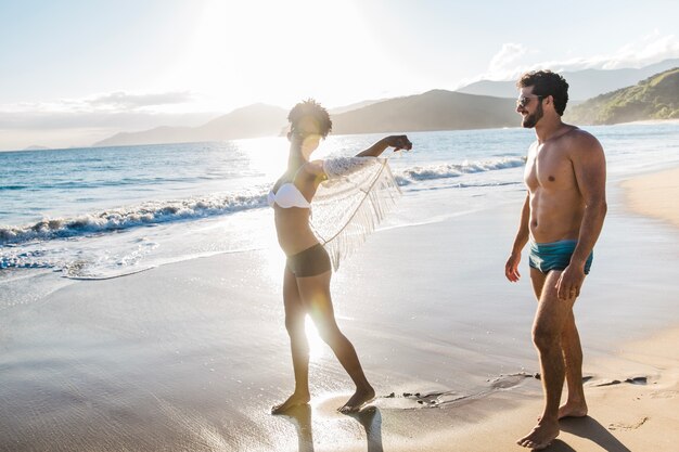 Coppia, godendo, tempo, spiaggia