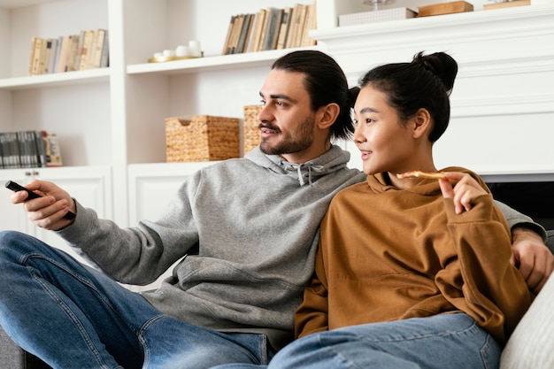 Coppia guardare la tv e mangiare