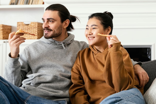 Coppia guardare la tv e mangiare