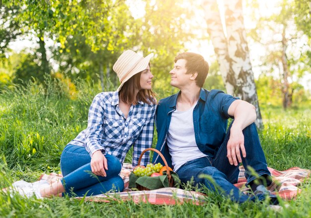 Coppia in amore al picnic nel parco