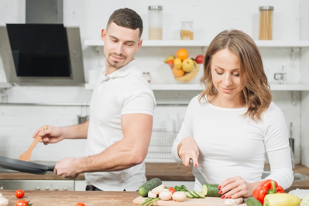 Coppia in amore che cucina insieme