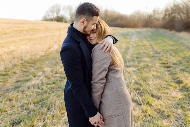 Coppia in amore godendo una passeggiata in una soleggiata giornata di primavera