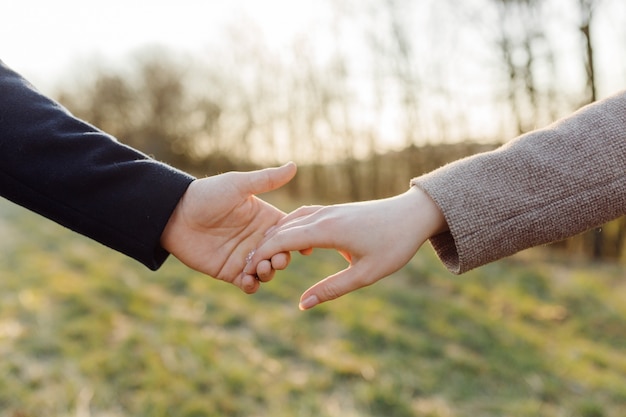 Coppia in amore godendo una passeggiata in una soleggiata giornata di primavera