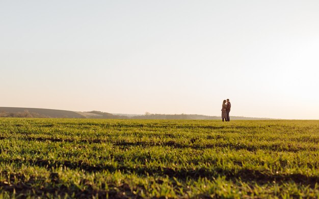 Coppia in amore godendo una passeggiata in una soleggiata giornata di primavera