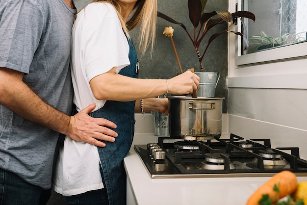 Coppia in amore in cucina