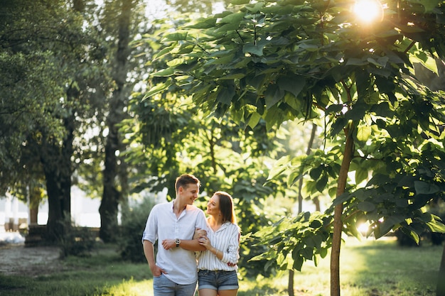 Coppia in amore nel parco