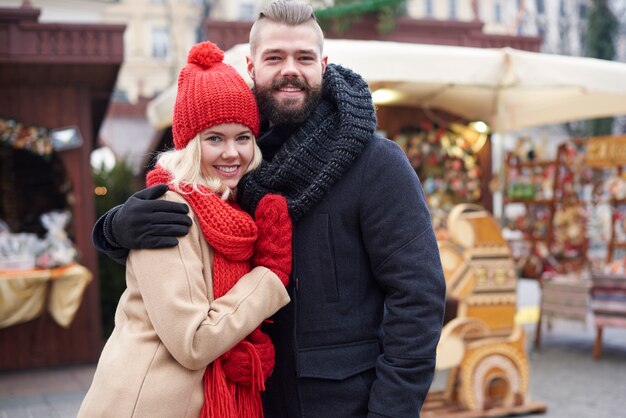 Coppia in amore sul mercatino di Natale